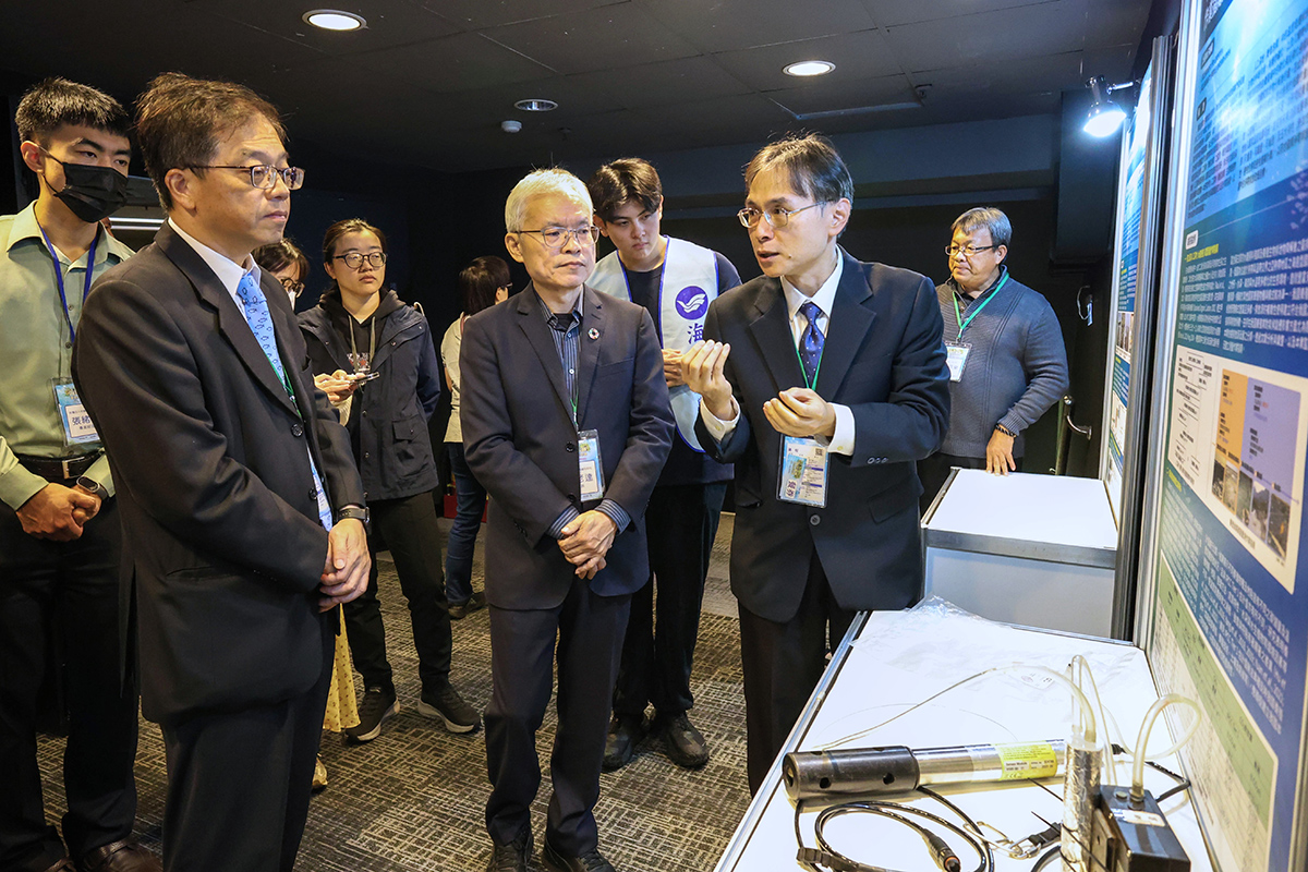 海大李孟洲教授為漁業署林頂榮副署長(左2)及農業部莊老達司長說明水產養殖碳匯測量標準作業程序