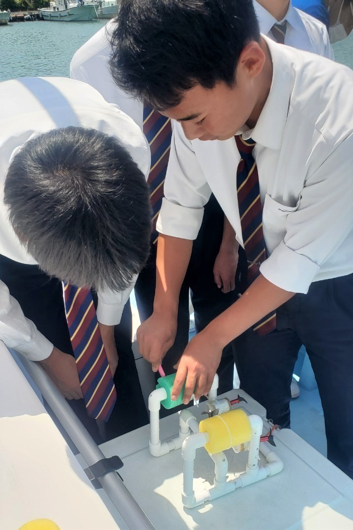 學生們使用學校專用船隻進行浮力測試