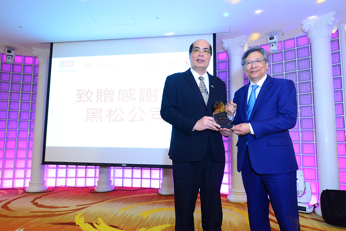 海大龔瑞林特聘教授(左)除學術傑出外與產業亦合作密切。(右為黑松公司張斌堂董事長)