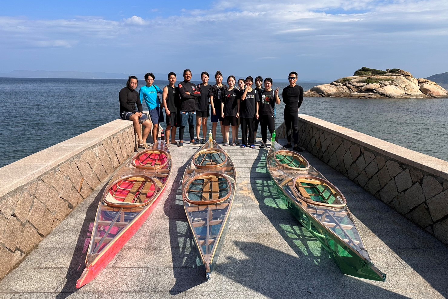 海大學生在大沐老師溫志榮指導下打造北竿首艘獨木舟