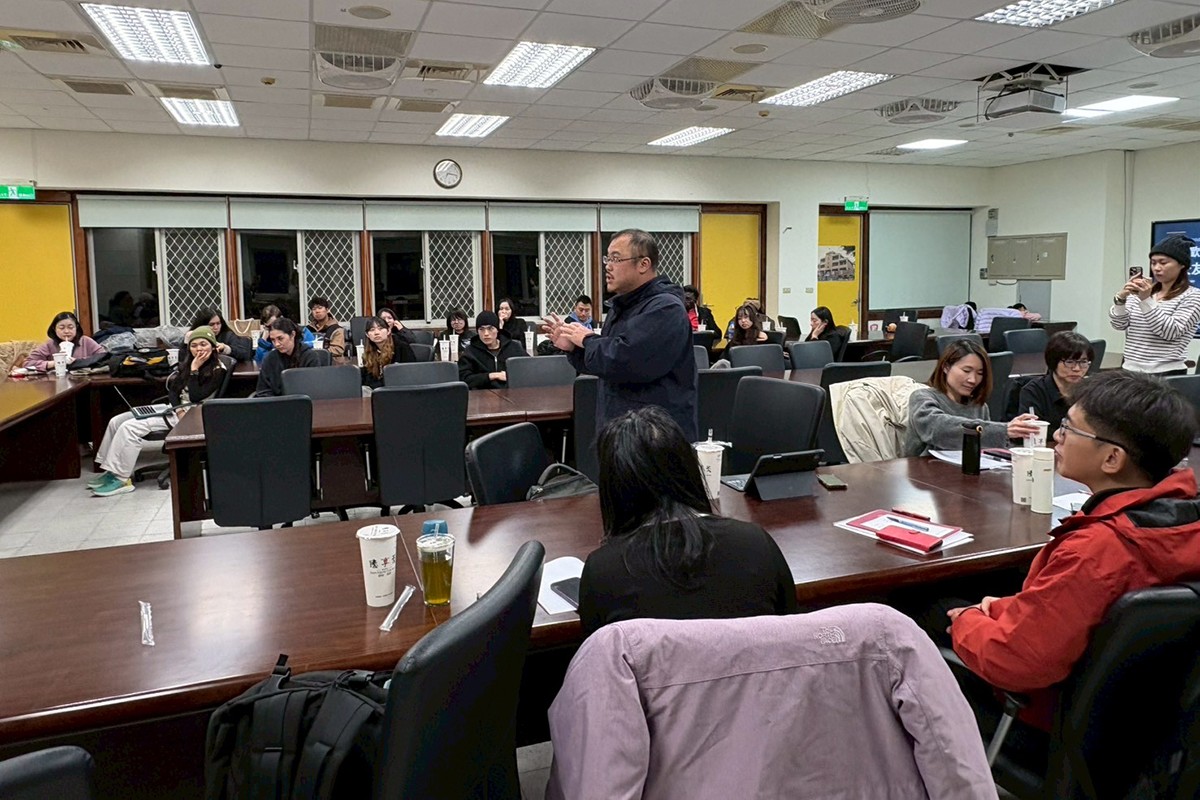 海大永續所研究生簡建韡就人權議題向黎安友教授請益