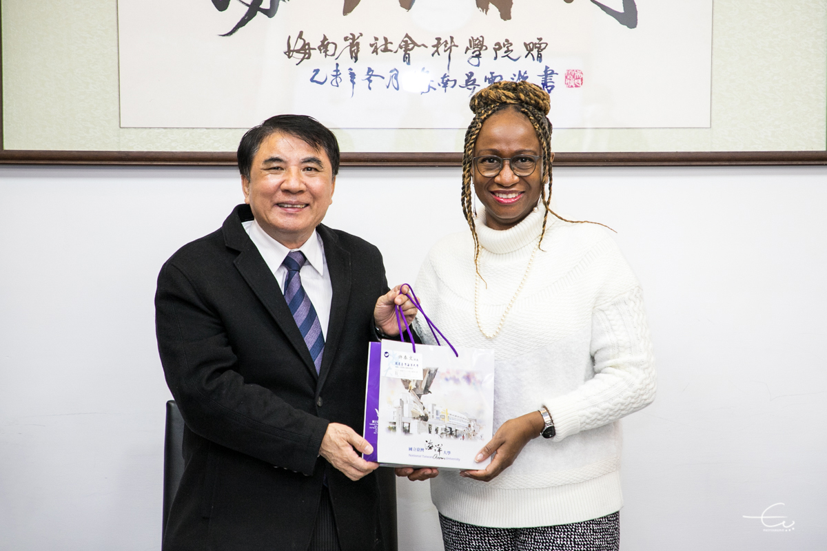 NTOU President Tai-Wen Hsu and Ambassador of SVG to Taiwan Andrea Bowman