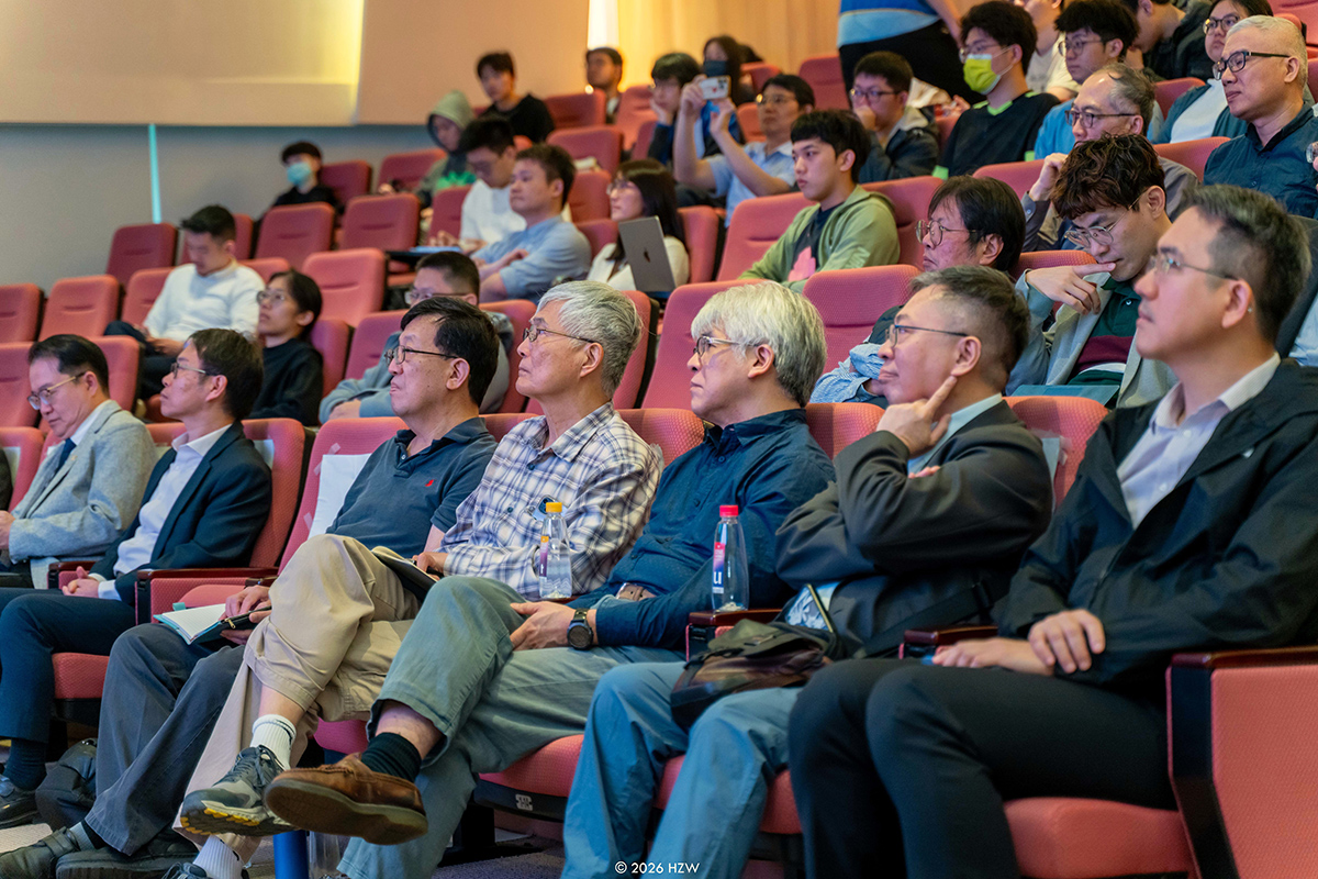 在場師生凝神關注地專心聽講。