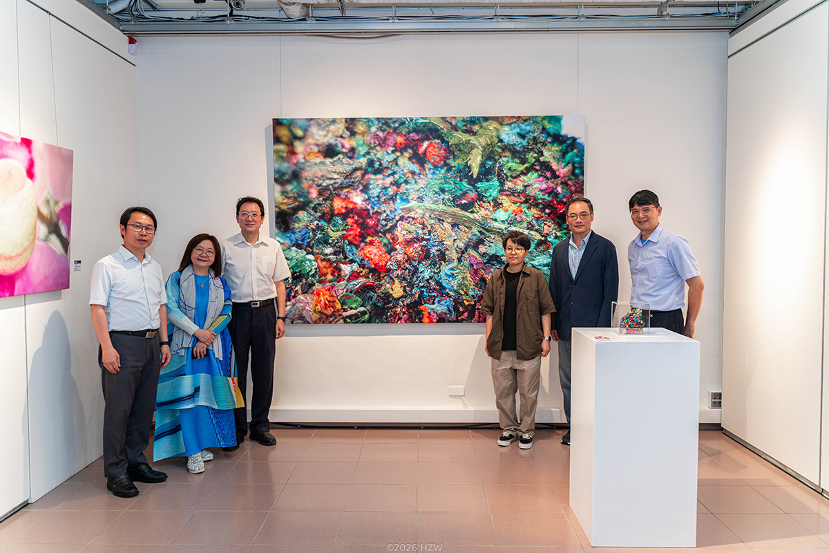 藝術家黃嘉寧個展《BEYOND THE FRAME 在畫面之外的…》開展中，將展覽至5月21日。