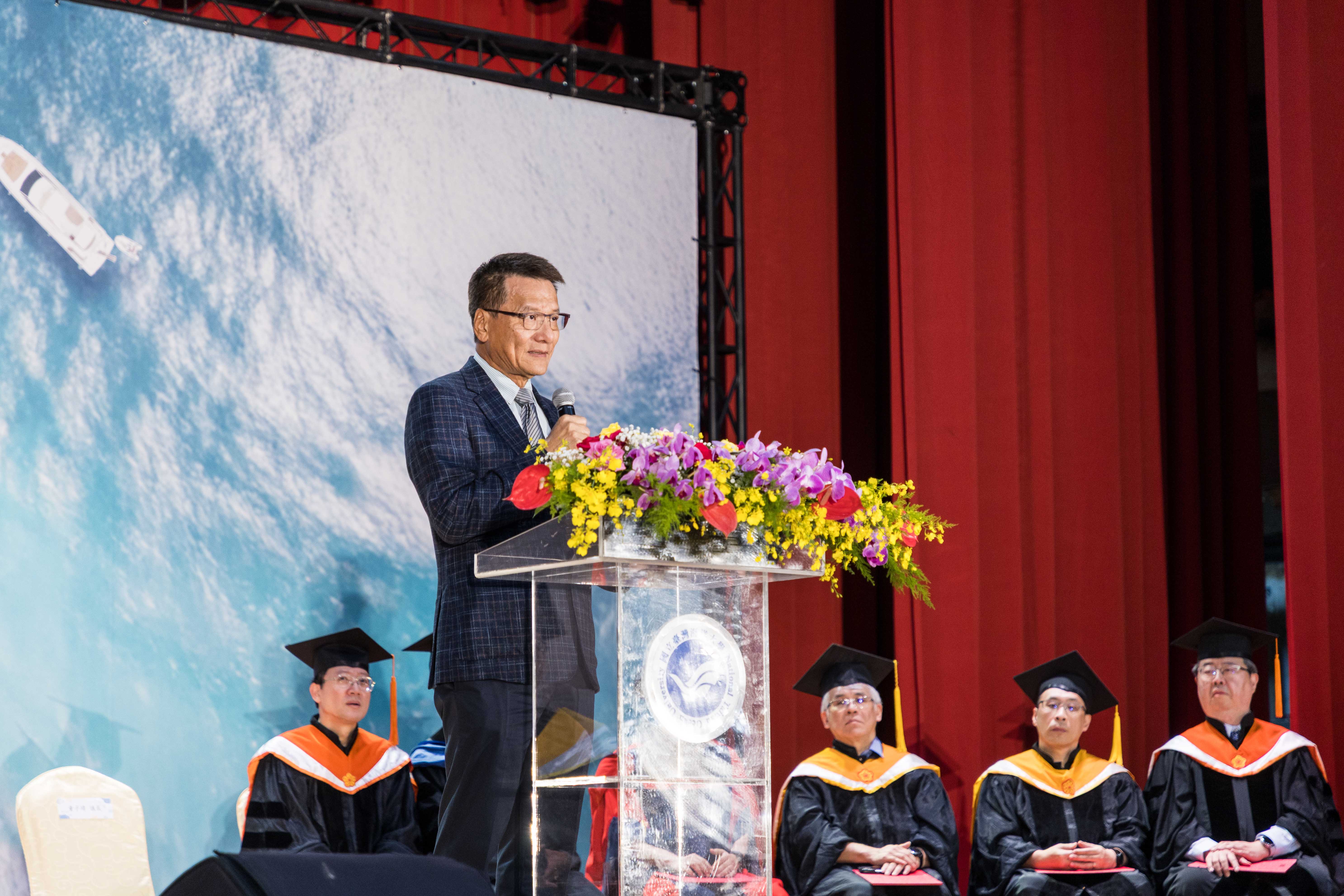 校友總會理事長呂佳揚以自身造船與航行的跨世紀經驗勉勵全體畢業生。