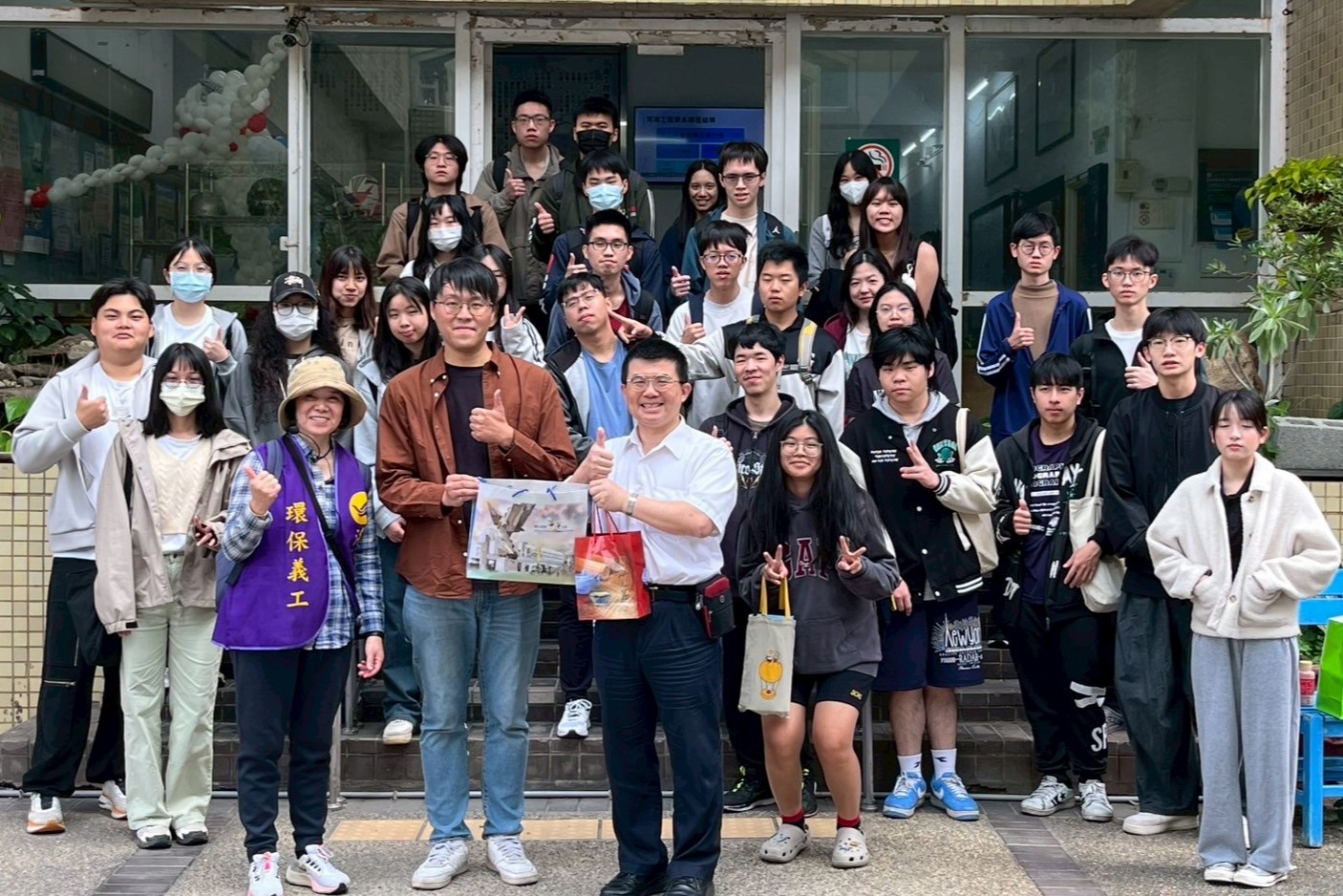 曾聖文老師感謝環安組及環保志工們的卓越導覽解說