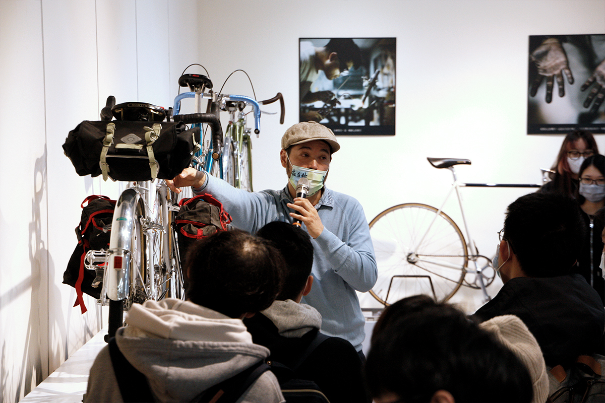 葉士豪老師於展覽現場解說單車的製作過程