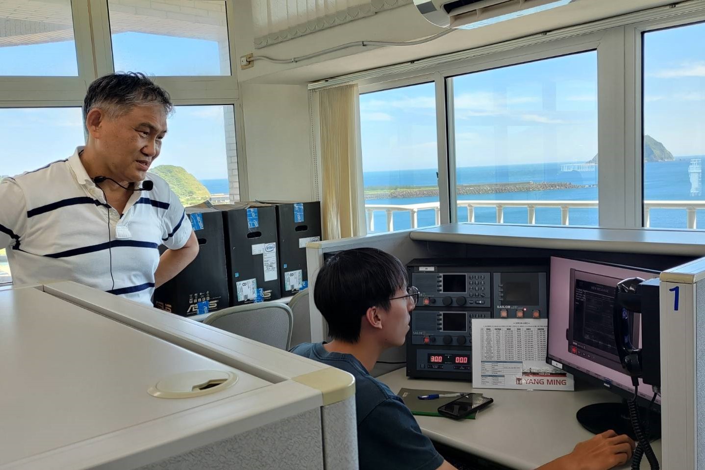 學生學習操作全球海上遇險與安全系統(GMDSS)