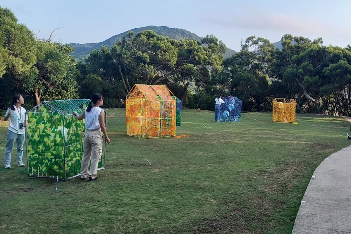 海大學生於大坵分校前草坪搭建裝置藝術「日月光屋」