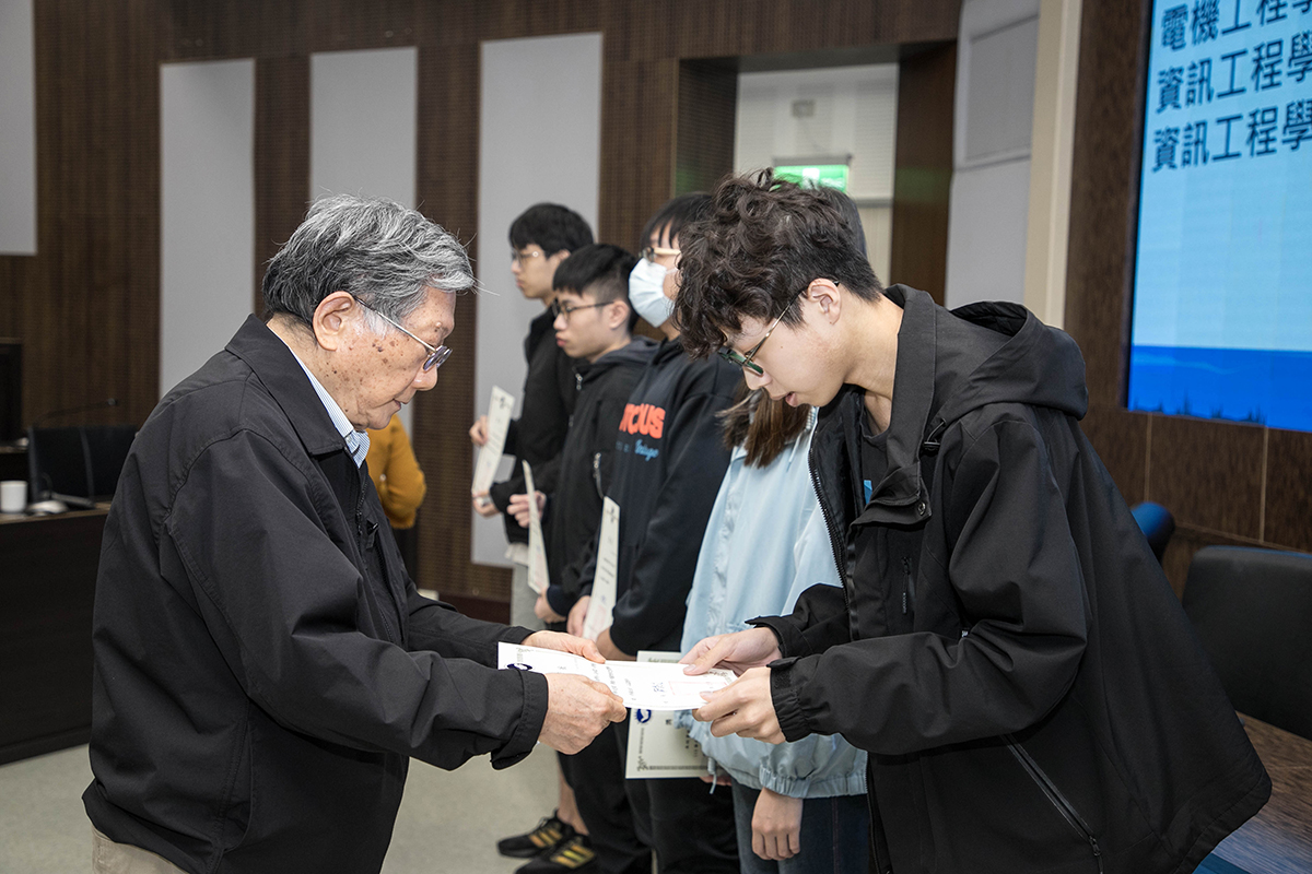 何慰祖先生頒發獎學金與海大學子