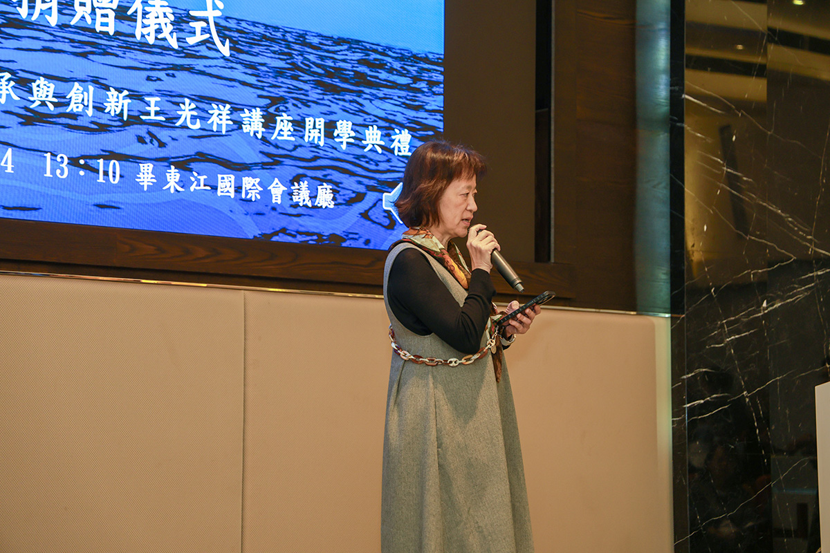 圖資處張玉貞組長說明影音資源的流通方式。