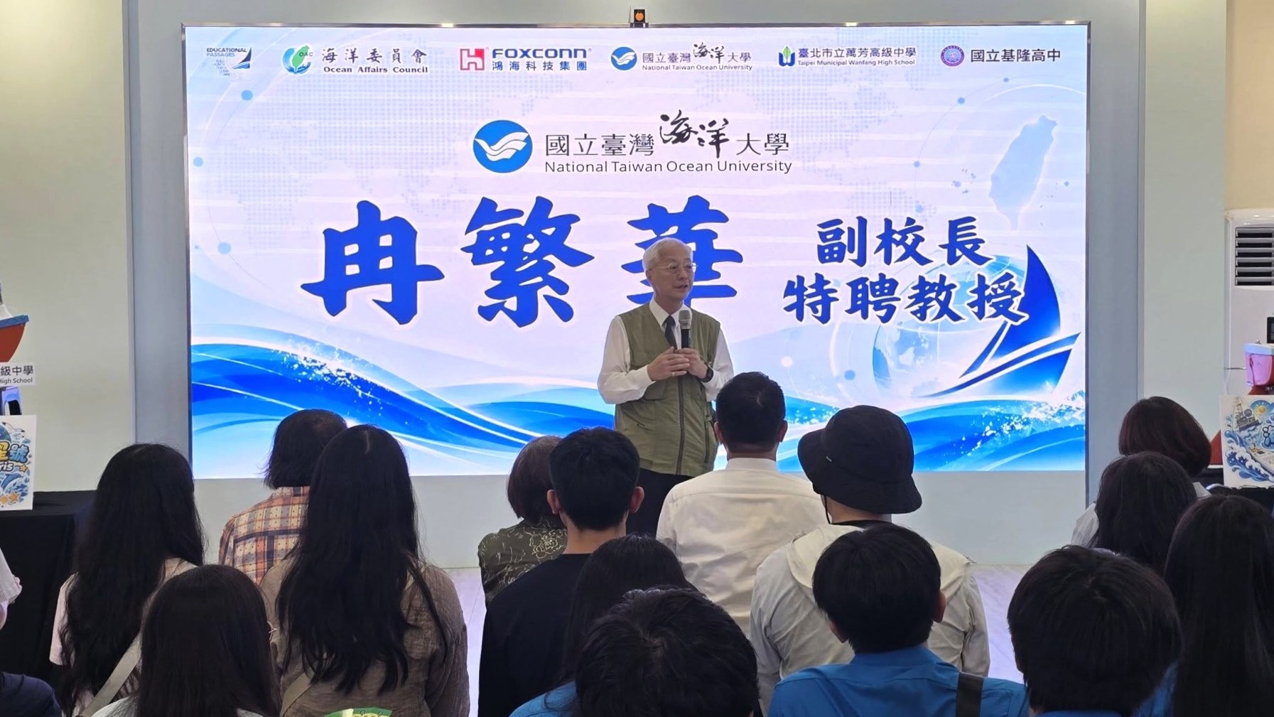 冉繁華副校長肯定學生的成就也期盼未來專業能貢獻海洋。