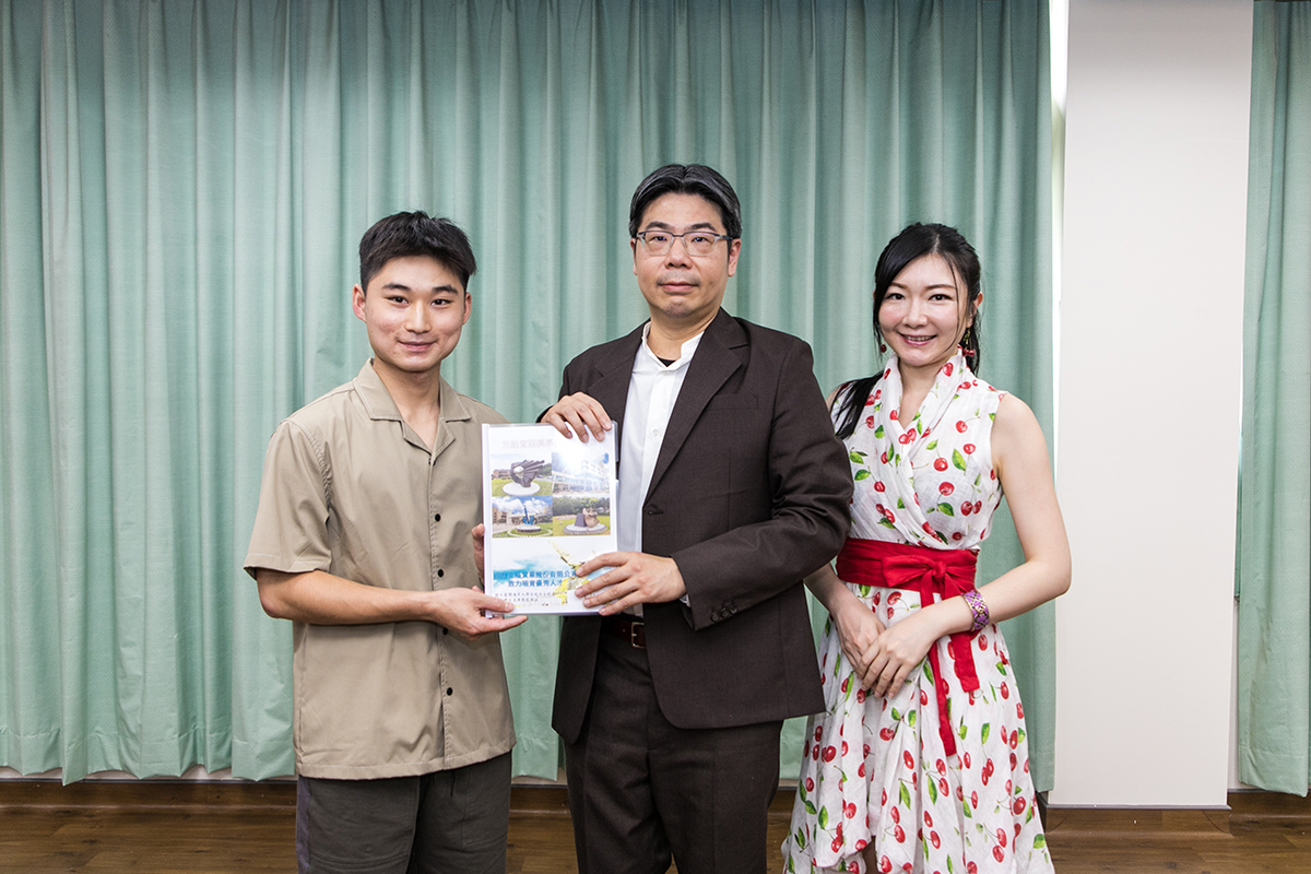 河工系3年級王禹羲同學代表致贈感謝冊