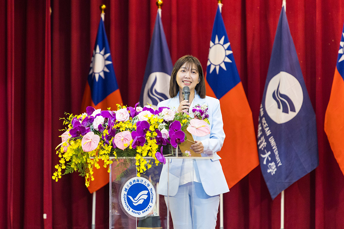 傑出校友代表張雅琳學姐表示在學期間的社團經驗讓她走向公共事務這條路
