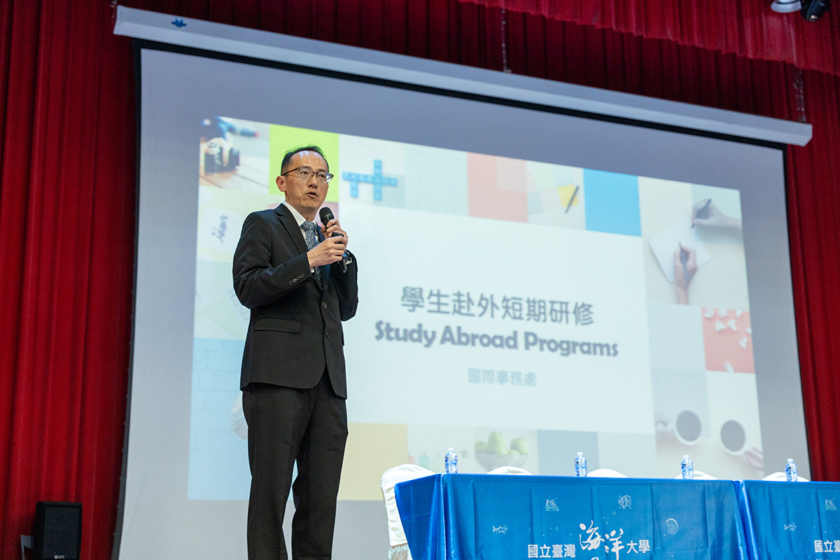 楊智傑副國際長為學生及家長介紹海大的國際資源