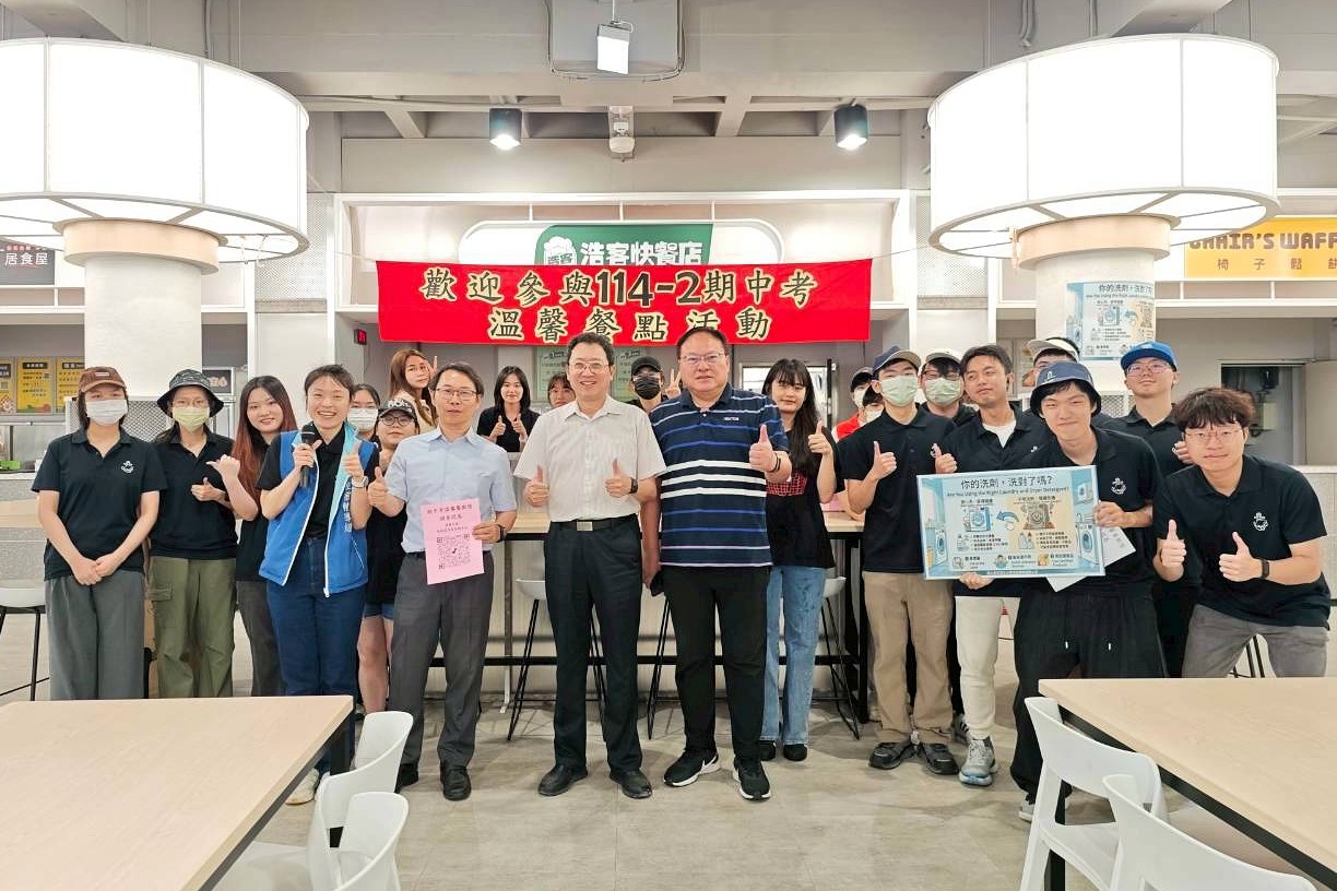 師長與學生宿舍自治幹部於第一餐廳合影。