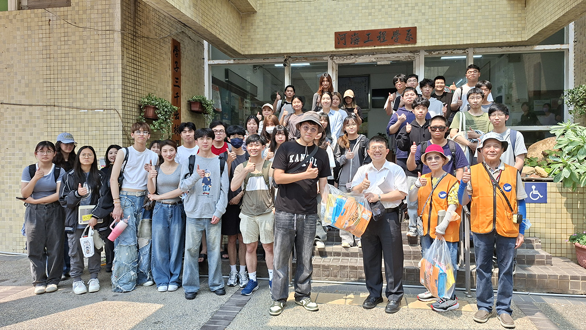 參與環境教育全體師生與環保志工開心合影
