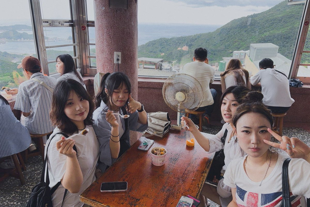學員們在九份休憩並品嚐在地特色芋圓。