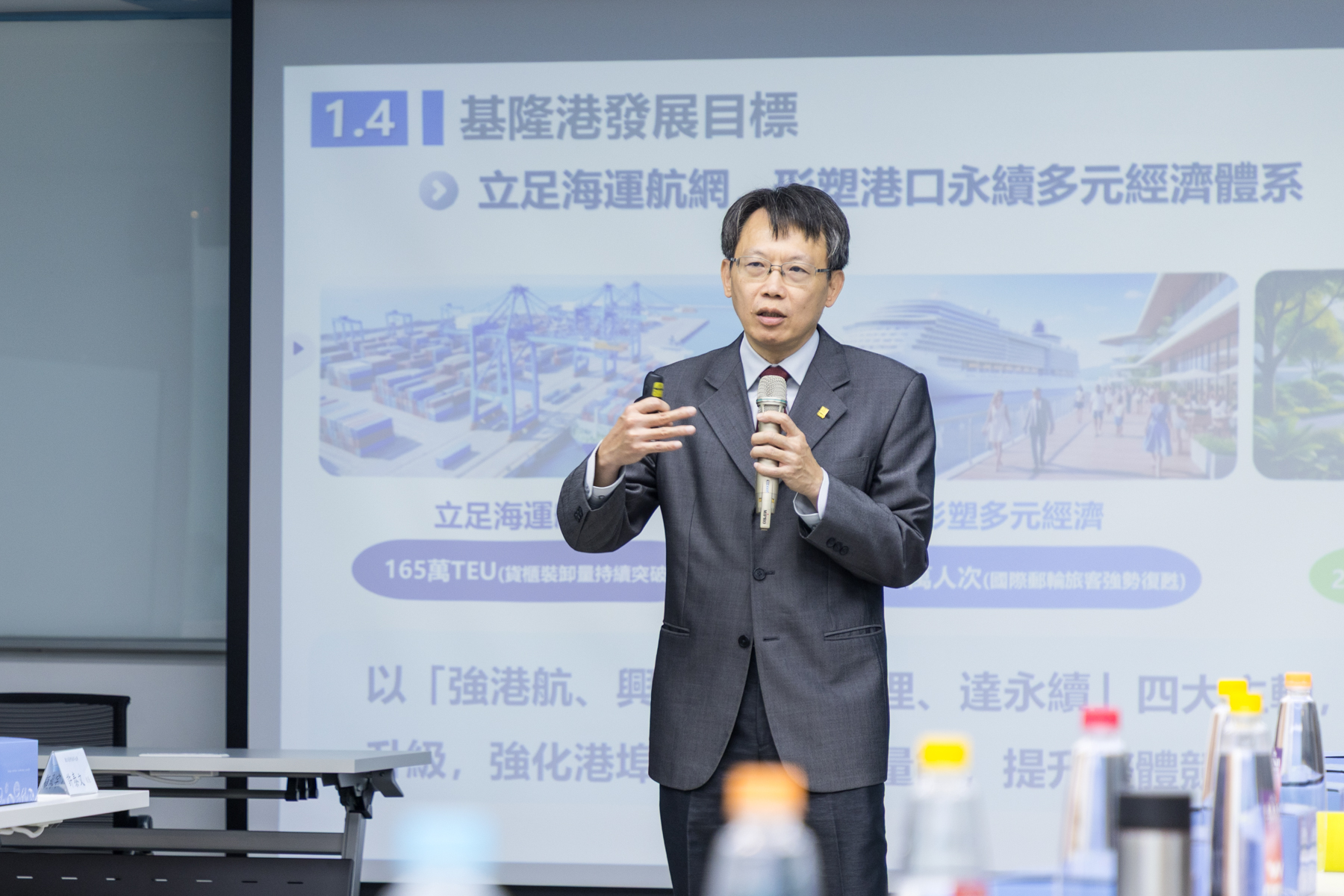 基隆港務分公司蘇建榮總經理期盼突破傳統港埠界線帶動基隆觀光與商業轉型,帶來港市雙贏。