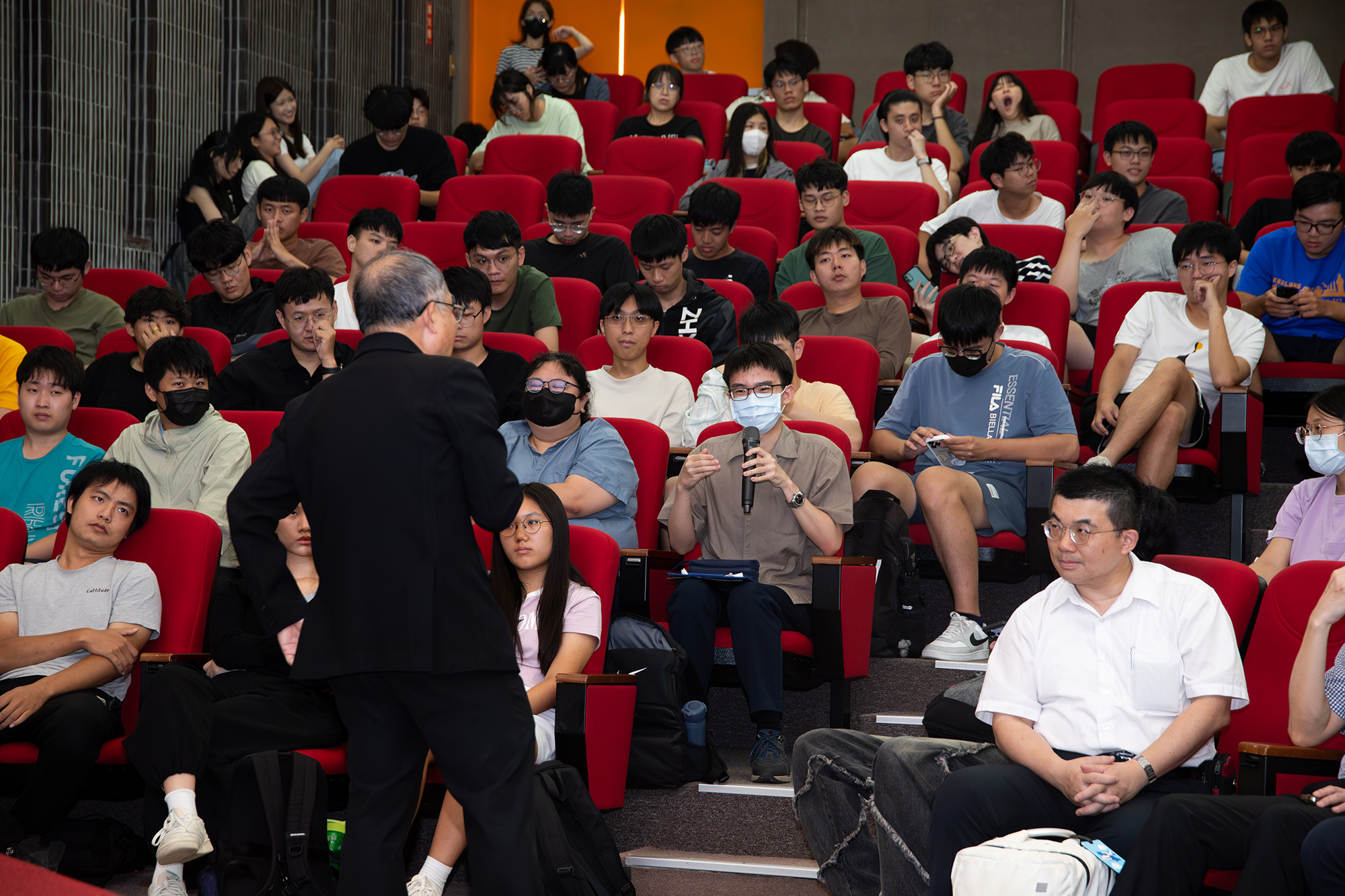 講座現場座無虛席，學生踴躍提問，氣氛熱烈