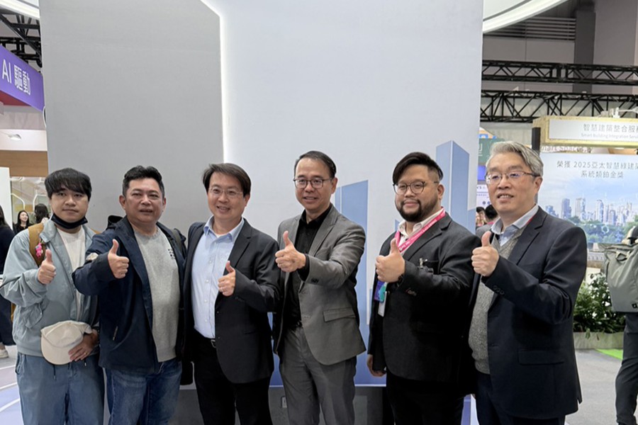 海大許世孟總務長攜同仁至智慧城市博覽會，感謝遠傳協助校園淨零轉型。