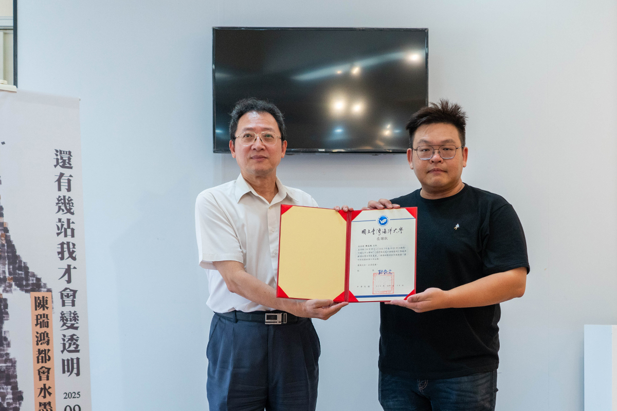 莊季高副校長稱讚陳瑞鴻老師的作品貼近社會脈動