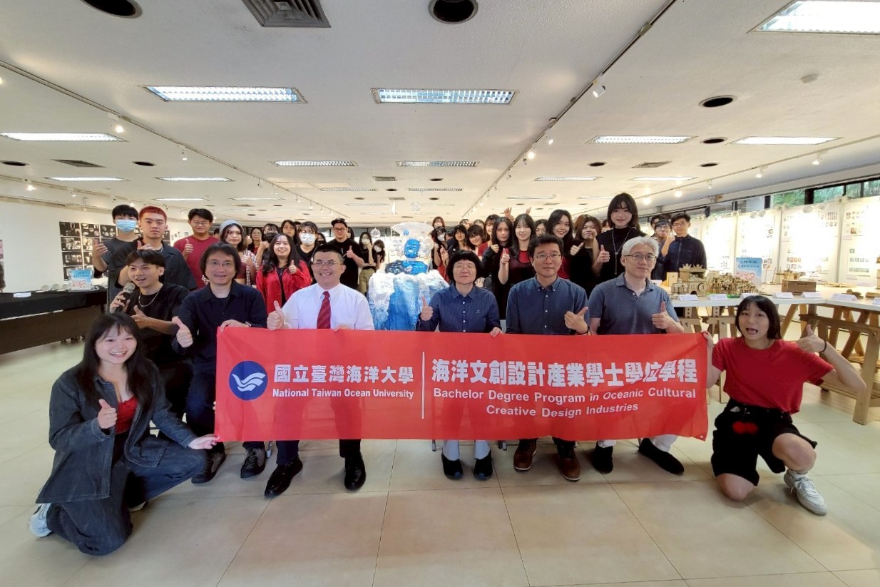 「歸潮」期末成果展開幕式全體師生開心合影
