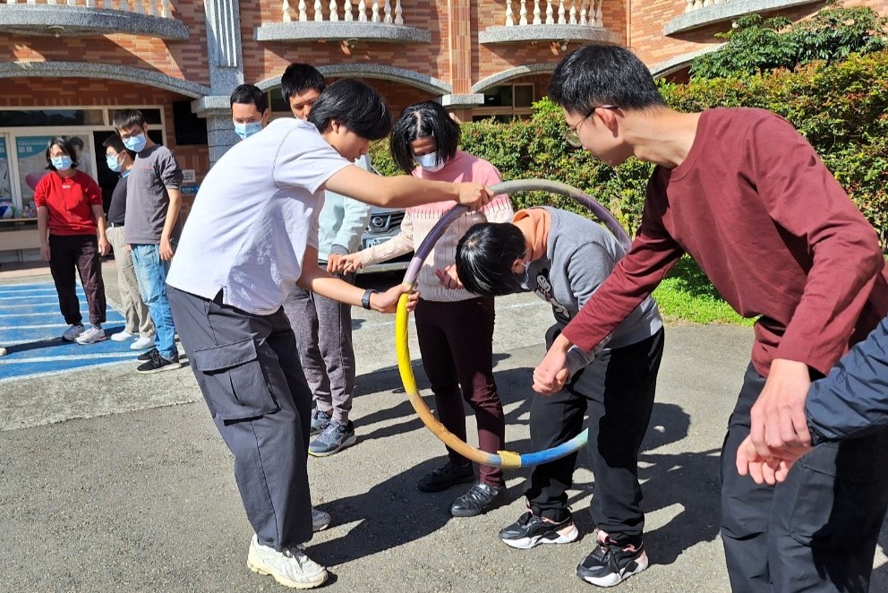 海大學生貼心協助憨兒進行團體遊戲