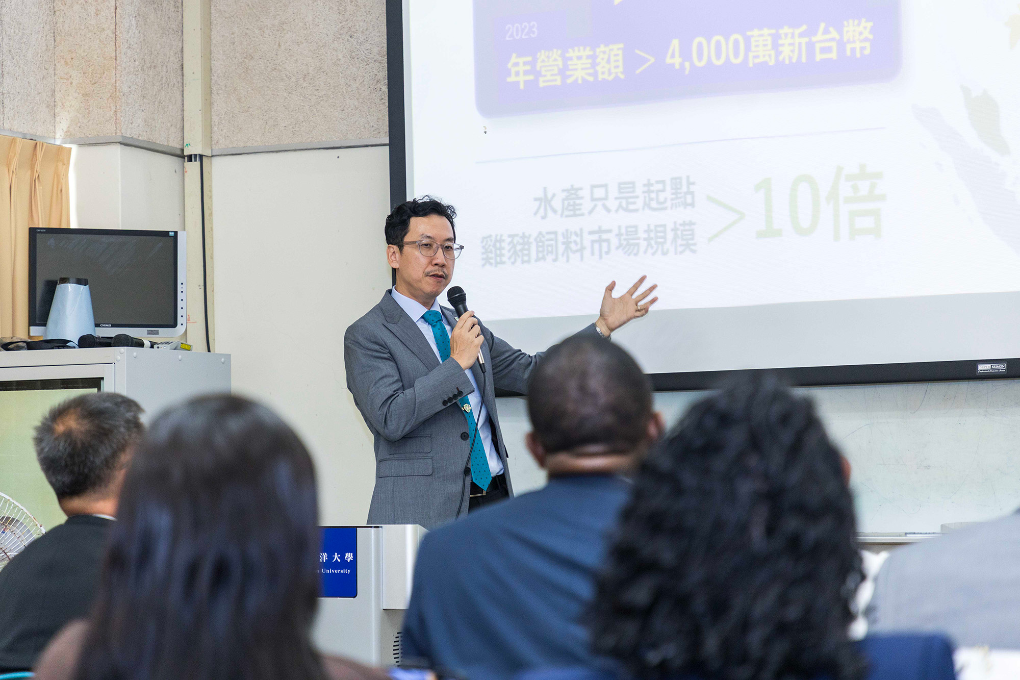 生科系林翰佳特聘教授分享團隊科研成果能有效替代抗生素濫用問題，降低對海洋環境的負面影響。