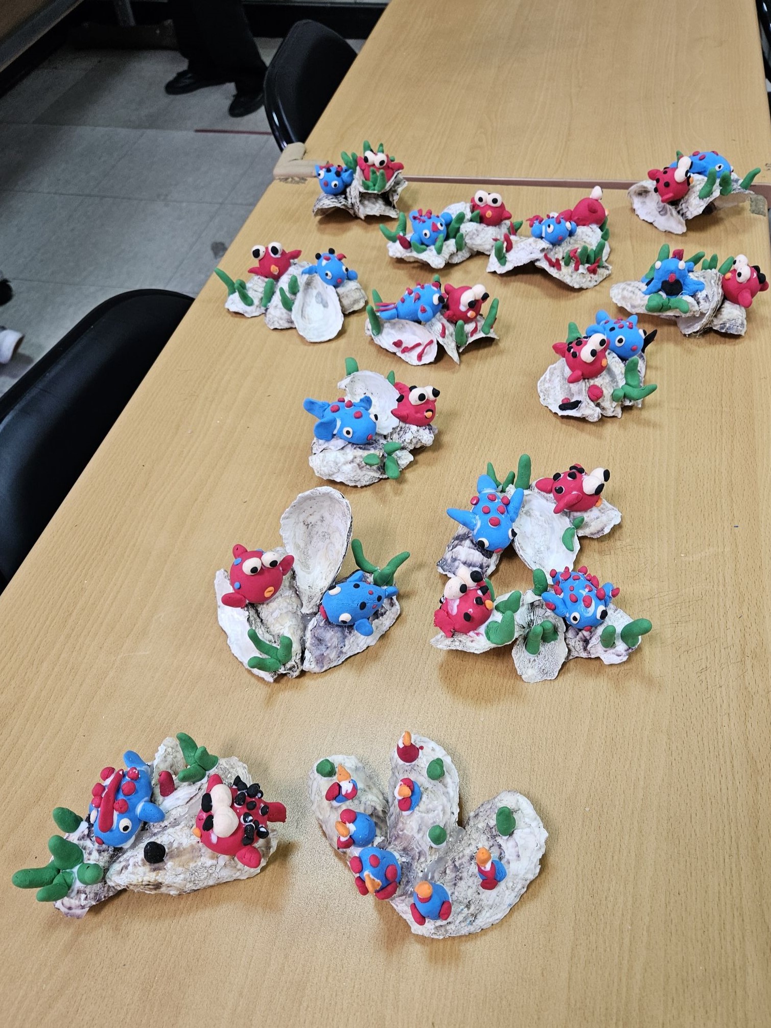 廢棄牡蠣殼在長輩的投入下化為充滿巧思的作品