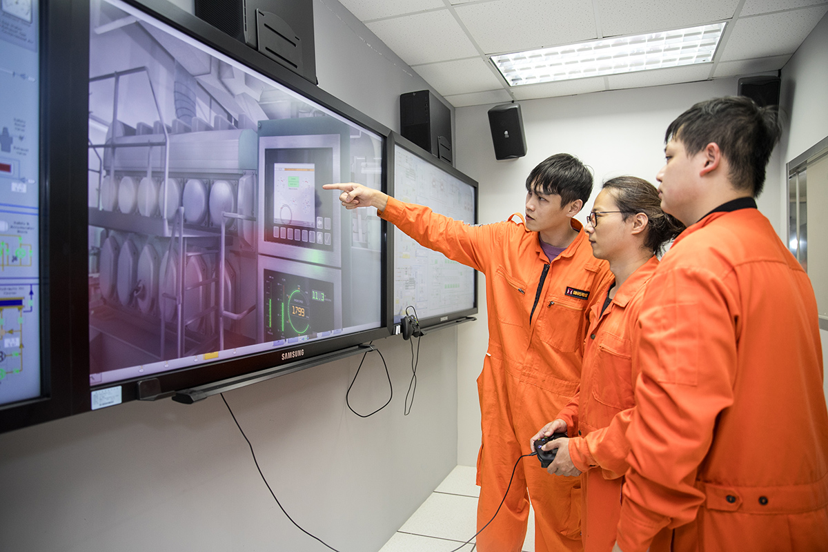 【國立臺灣海洋大學】 海大商船、輪機學士後專班招生中　最快1年半投入高薪航運業     (本校訊)為培育更多航運產業專業人才，國立臺灣海洋大學開設商船學系及輪機工程學系的學士後多元專長培力課程專班，現正熱烈招生中，報名至6月27日止。課程規劃符合航海人員訓練、發證及航行當值標準國際公約(STCW)規範，只要1年半就可以取得商船或輪機學士學位，獲得報考一等船副或一等管輪的資格，助有志轉職者快速踏入高薪航運產業。  海大學士後多元專長培力課程專班專為對海勤工作有高度興趣但非航海相關科系的大學畢業者設計。提供完整的海事人員課程規劃與產業實務訓練，為準航海人紮穩深厚基礎，海大應考生於航海人員測驗表現為全國海事學院校之冠，學士後專班的畢業生平均通過率更高達六成以上。  114學年度學士後專班商船系與輪機系分別各開設平日組30個、假日組30個，總計120個招生名額，並有機會與國內知名航商如萬海航運、陽明海運、長榮海運、裕民航運等海大合作航運公司爭取補助。錄取補助者不僅可能獲得學雜費補助、生活津貼、公約訓練費用支援，更有機會安排上船見習與就業銜接，縮短從訓練到就業的等待期。  航運產業向來以讓人稱羨的高薪資著稱，根據海大合作航商提供的資料，實習生最高可獲得 28萬元補助金，上船見習期間月薪最高達到8萬元，成為正式的船副或管輪後月薪可達 16至20萬元。除了航商，還可選擇郵輪、海巡署、離岸風電工作船、離島交通船等，下船後也可選擇如航運行政、VTS、驗船師及航商內勤、承攬業等，相當多元。  此外，114學年度海洋大學亦開設進修學士班，包含商船學系、輪機工程學系與航運管理學系，提供高中、高職或具同等學力人士報考，報名日期同樣至6月27日止，為更多有志投入海運產業者提供入門管道。  國立臺灣海洋大學114學年學士後多元專長培力方案（商船、輪機）招生報名至6月27日止：https://admission.ntou.edu.tw/info.aspx?v=2745 國立臺灣海洋大學114學年度進修學士班入學考試(商船、輪機、航管)招生報名至6月27日止：https://admission.ntou.edu.tw/info.aspx?v=2753