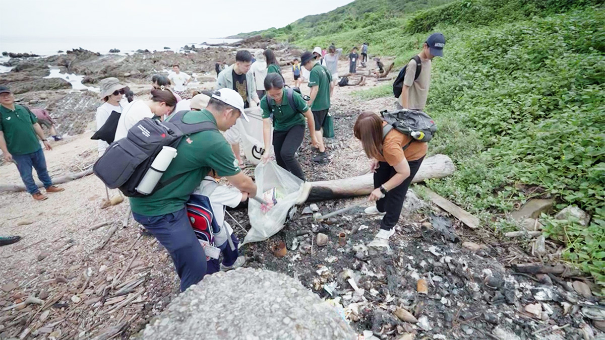 海大 USR 團隊長期辦理淨灘，改善卯澳與雙溪海岸環境