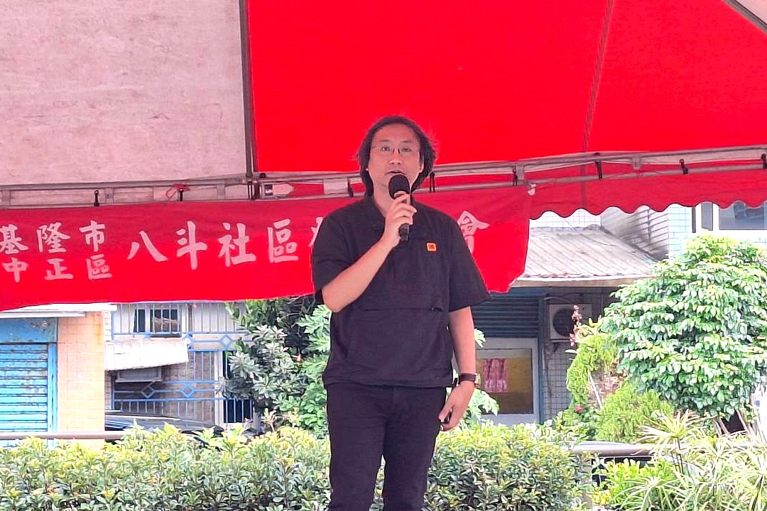 侯鵬暉老師代表海大文創系致詞感謝鄉親的支持及同學們的努力