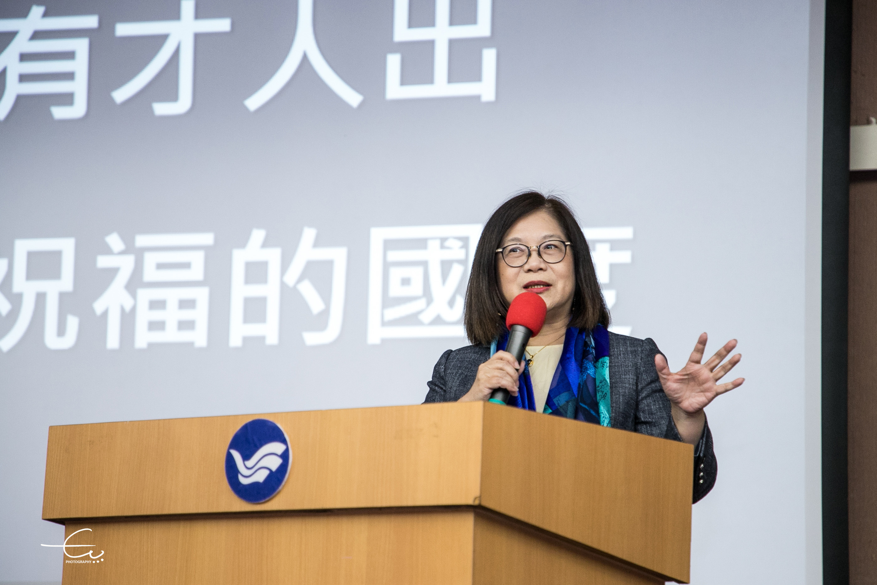 管碧玲主委表示她對台灣的政治發展感到非常驕傲