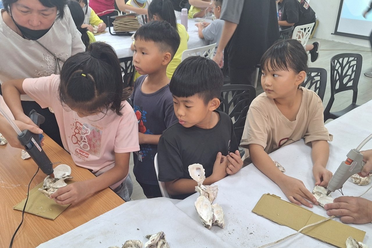 飛沙國小全校師生一起手作海廢藝術品