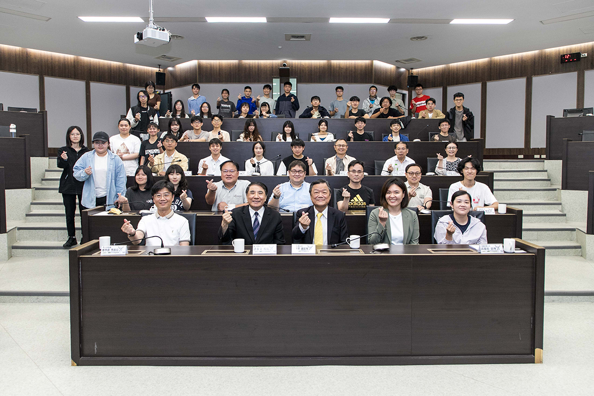 【國立臺灣海洋大學 新聞稿】 產學共育人才 中國航運提供獎學金鼓勵海大學子投身航運產業 (本校訊)國立臺灣海洋大學於5月22日舉辦「中國航運股份有限公司獎學金頒獎典禮」，表揚海事相關科系表現優異學子。同時也舉辦產業分享會，由中國航運公司介紹航運產業現況與海上生活實況，鼓勵學生將專業所學投入航運職涯，深化產業認識與實務接軌。  中國航運公司主要從事國際散裝貨輪、內陸貨櫃拖車運輸及貨櫃集散站等業務，是臺灣規模最大的貨櫃拖運公司。為培育優秀航運專業人才、善盡企業社會責任，每學期提供獎學金予海大商船學系、輪機工程學系、航運管理學系、系統工程暨造船學系、運輸科學系等五系之大三、大四學生，共4個名額、各2萬元獎學金，七個學期以來持續提供獎學金，具體展現對產學合作與永續發展的重視。  海大許泰文校長於開場介紹中國航運公司戴聖堅總經理，學長於1974年海大造船系畢業，是海大的傑出校友，現亦擔任海大榮譽講座教授，於造船系開設船舶營運策略及管理相關課程，培育優秀人才。許校長勉勵學生，臺灣在全球航運中佔有關鍵地位，貨櫃載運量世界前20家大航商，臺灣就佔了4席，期望同學們練好基本功，傳承海運專業技術，未來於職場奉獻所學、發揮所長，並效法戴總經理回饋母校及社會。   戴聖堅總經理強調，如同許校長所說，基本功相當重要，任何事情都靠一點一滴地累積，只有累積沒有奇蹟，鼓勵學生清楚設定人生與職涯策略，了解自己的SWOT，跳脫傳統思維，尋找真正的職涯目標。戴總經理提醒學生，不要以薪資當作唯一考量，選擇能讓自己成長的舞臺才是關鍵，他以當年選擇進入中國造船公司打基礎為例，其後兩度創下金氏世界紀錄（2002年、2016年），印證堅持與努力的價值。戴總經理並指出在這個時代國際觀相當重要，尤其是外語能力，唯有具備國際溝通能力才能與全球競爭者並肩。  113學年度下學期中國航運獎學金獲獎者為：輪機系洪翊誠同學、造船系楊冠庭同學、運輸系李語綸同學、商船系張祐誠同學。並由李語綸同學代表獲獎者發表感謝詞，她感謝中國航運公司提供獎學金，表示這不僅是一種肯定，更是讓同學們能專注於學習、精進專業的強力後盾。她也期許未來能加入如中國航運公司這般具有前瞻性、還有社會責任感的企業，貢獻所學於航運產業。   頒獎後，同為海大校友的中國航運公司人事部邱韻如經理向學生介紹公司的經營理念與企業文化，並特別分享公司的21萬噸的散裝貨輪-中華冠軍，以及子公司偉聯運輸及中航物流的業務內容。來自香港、從實習生一路升到大副都在中國航運公司的葉吉球學長，與學弟妹們分享海上的工作環境與挑戰，還有船上的生活點滴，讓在場學生收穫良多。