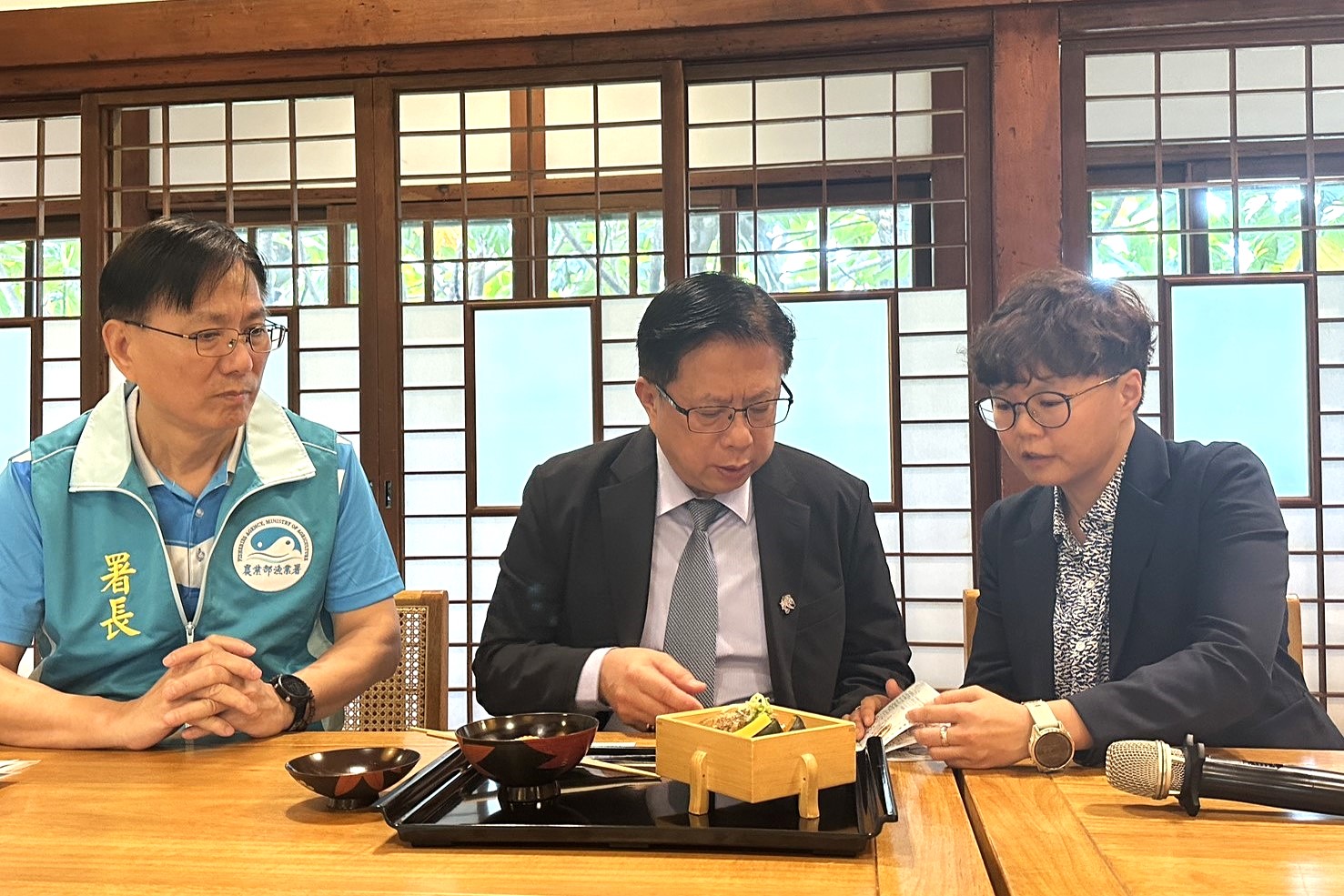 屏東百大青農洪佳琪為農業部次長黃昭欽及漁業署署長王茂城解說料理