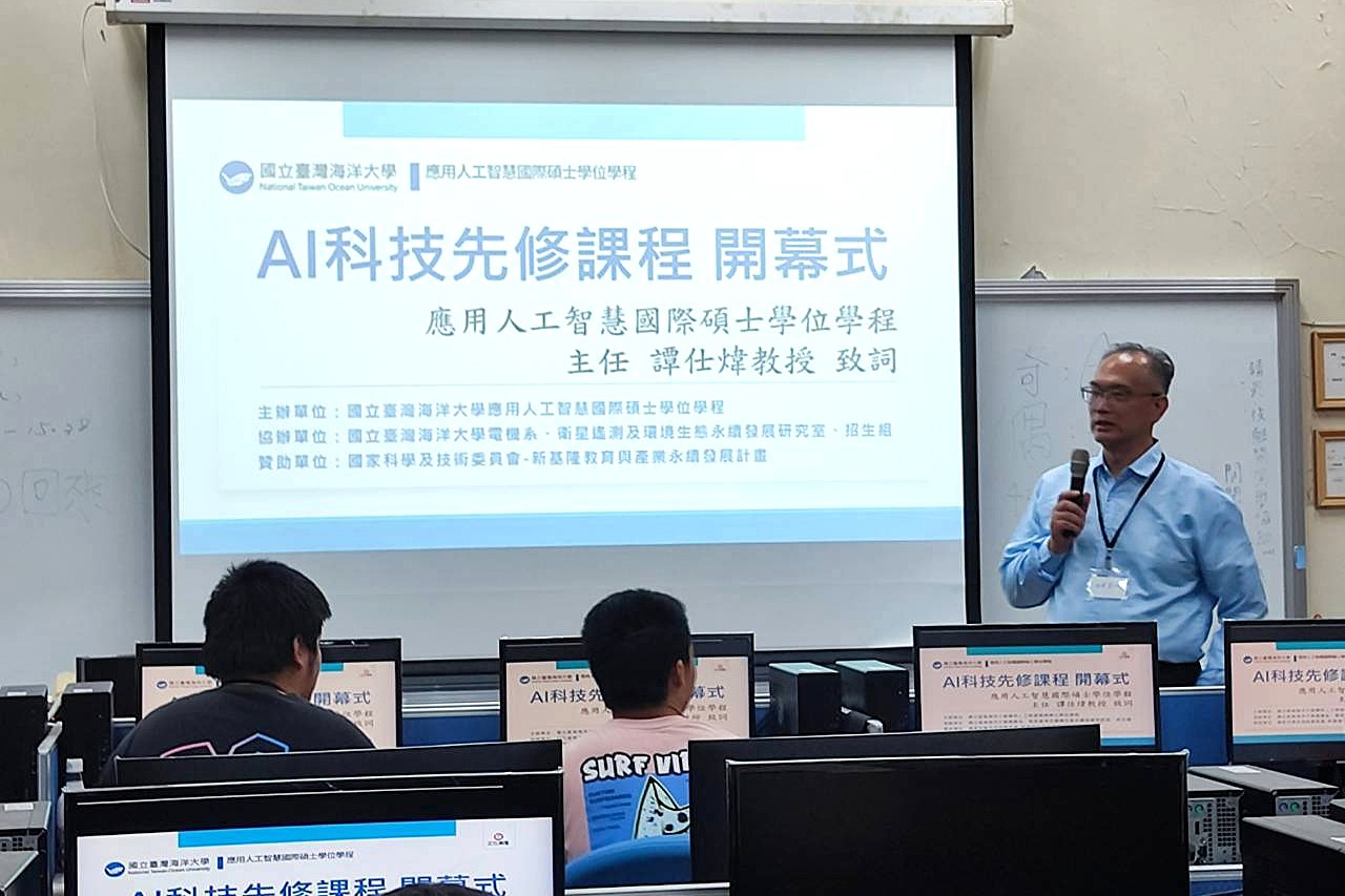 譚仕煒系主任於課程開幕式勉勵高中生。