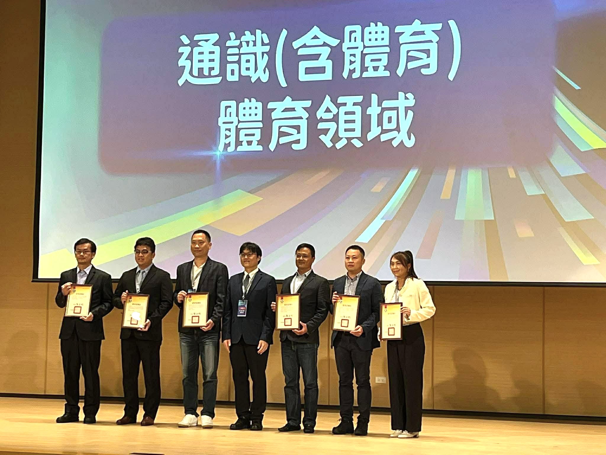 陳建文副教授(右3)帶領學生與海洋建立連接的「教學實踐研究計畫」獲選績優計畫。