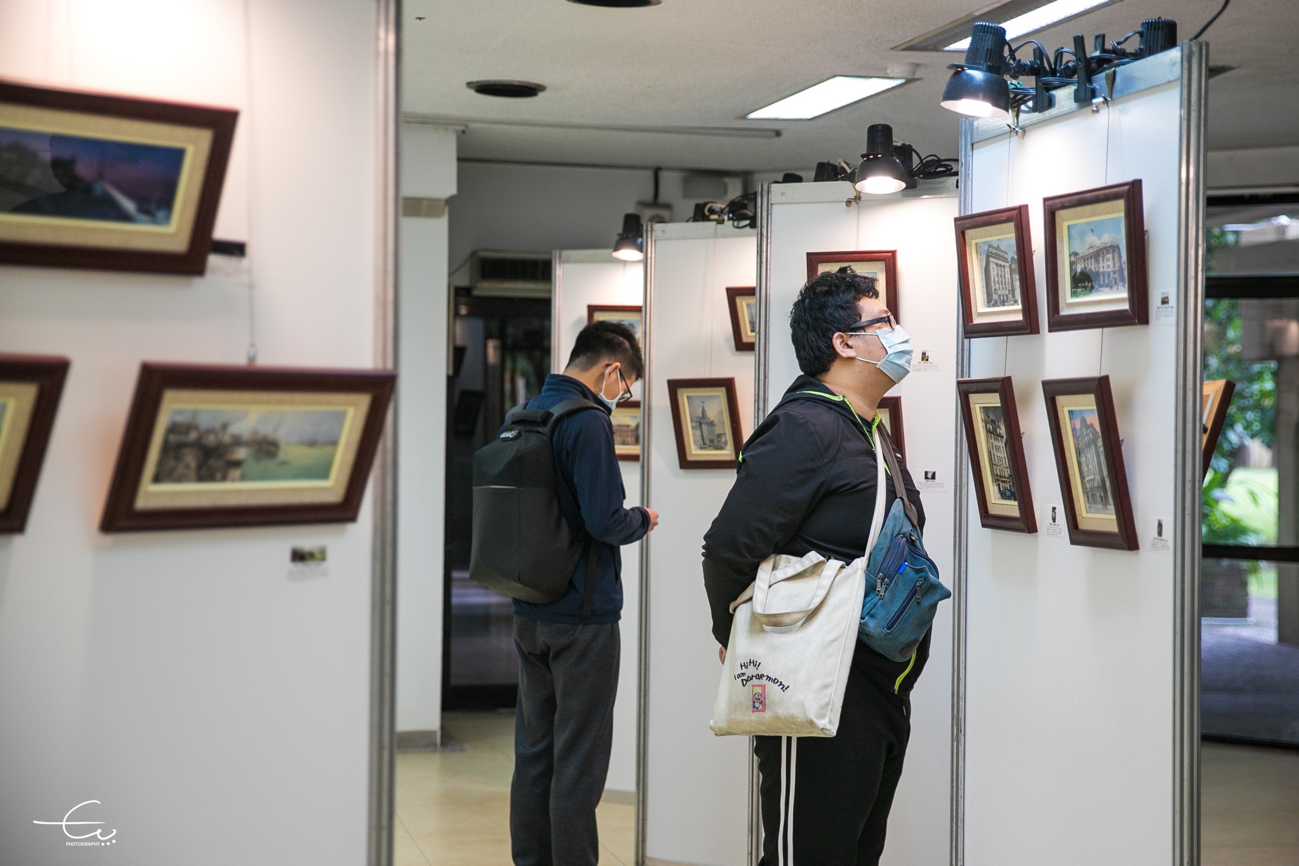 海大展示廳展出藝術家姚開陽逾百幅港市主題中的基隆與上海畫作