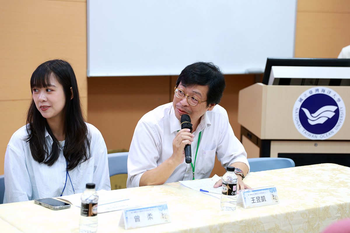 研究生與評論老師現場討論交流。