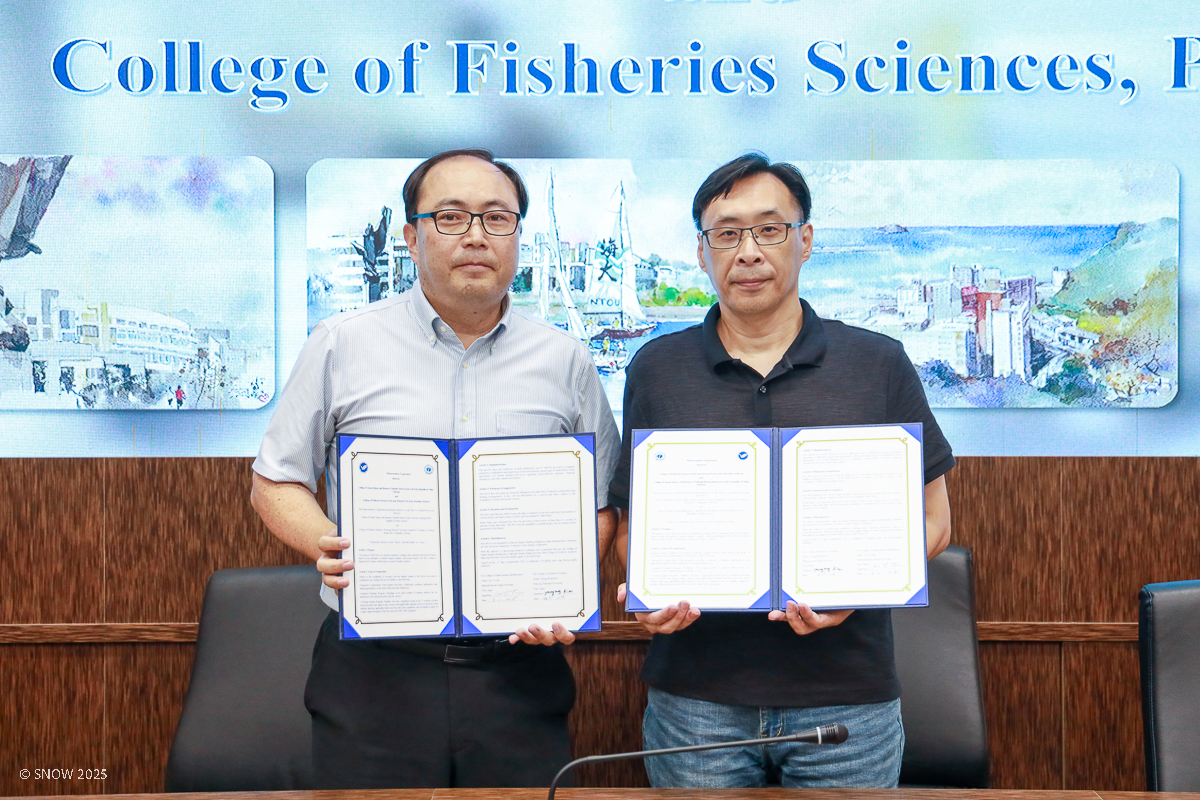 釜慶大學水產科學院金賢宇教授與海大海資院蔡安益院長代表簽署MOA