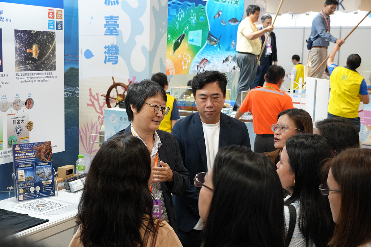 海大衍生新創旭航海洋科技的「龍蝦一站式培育與人工飼料技術」能有效突破人工養殖瓶頸。(圖中解說者為海生所陳歷歷教授)