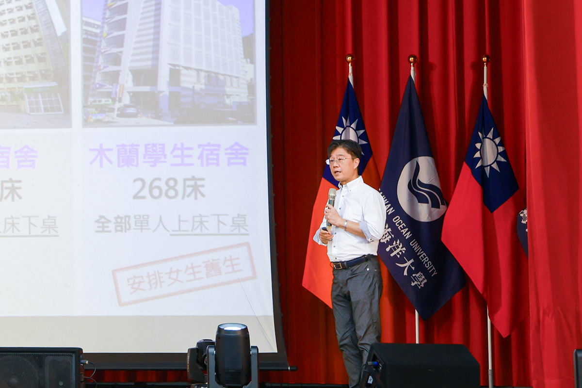 鄭學淵學務長讓學生迅速認識校園與宿舍。