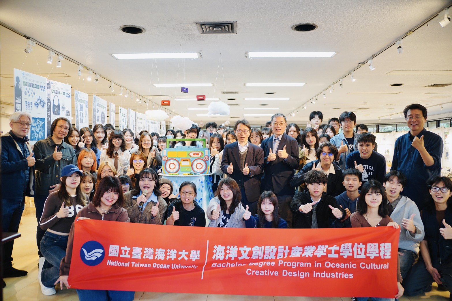 海大文創設計系期大一大二期末成果展開幕大合照