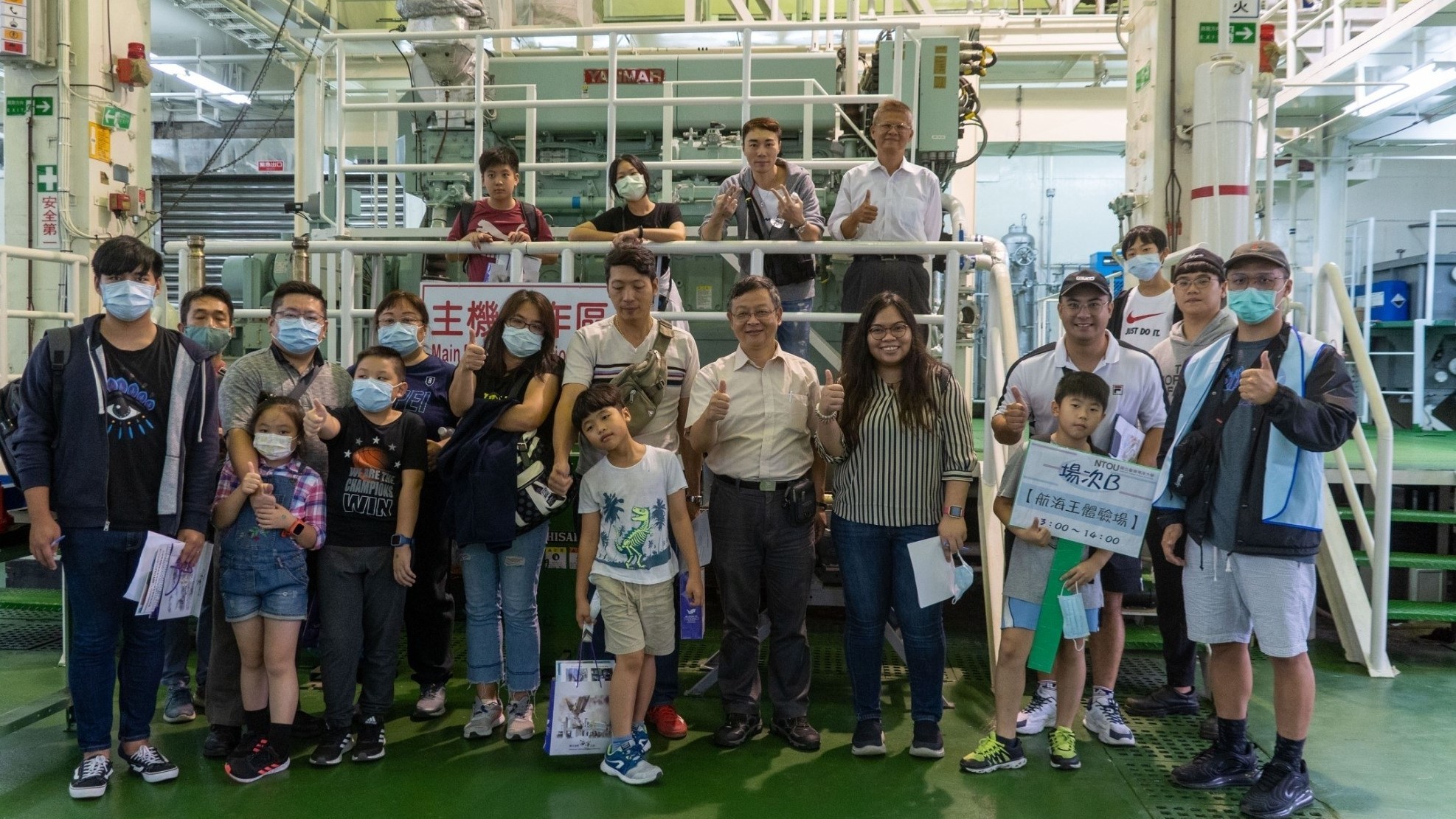 海大教務長林泰源及海事發展與訓練中心主任郭俊良帶領民眾參觀輪機工廠