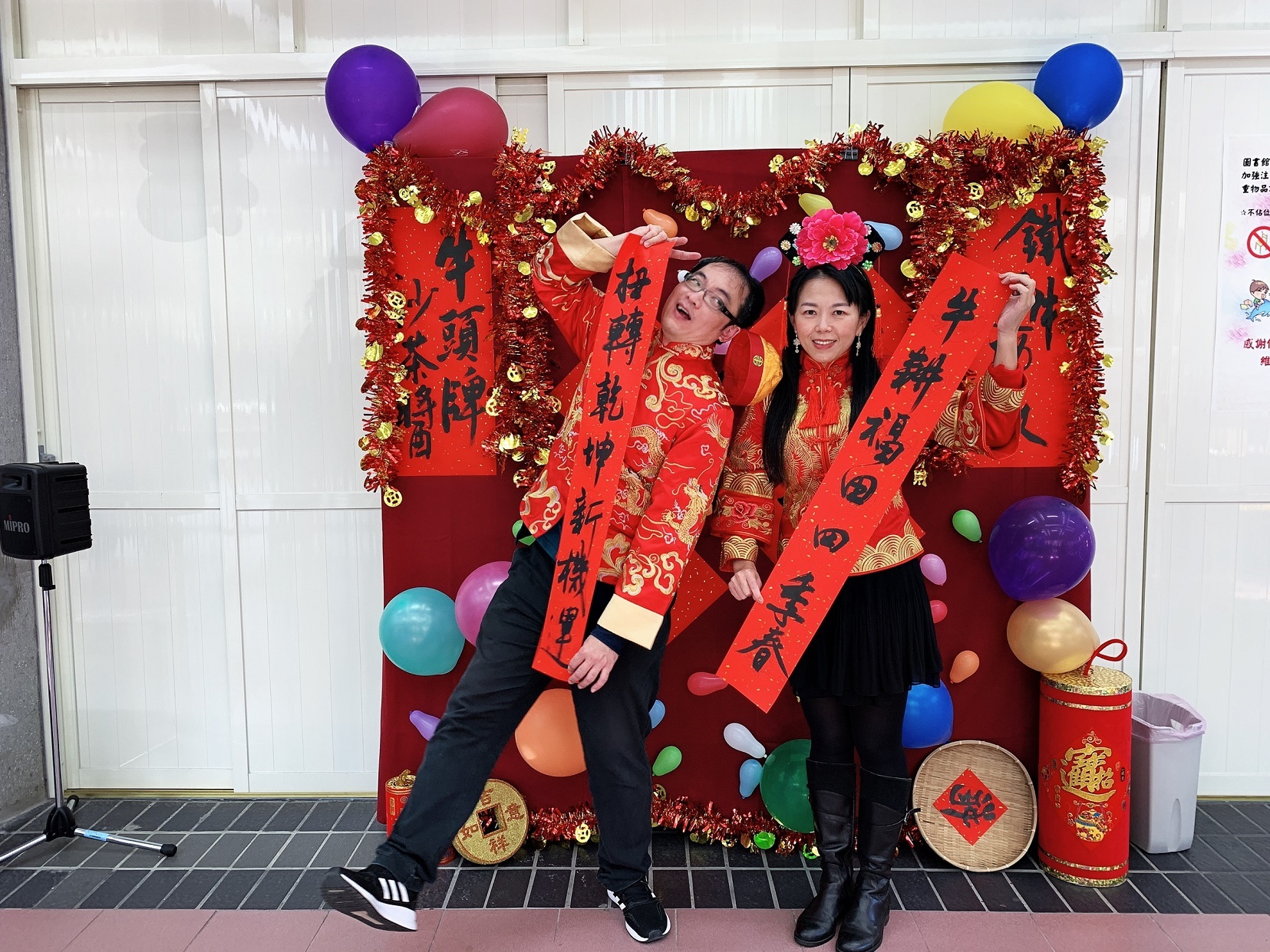 謝忠恆主任親自在主題打卡牆前拍照