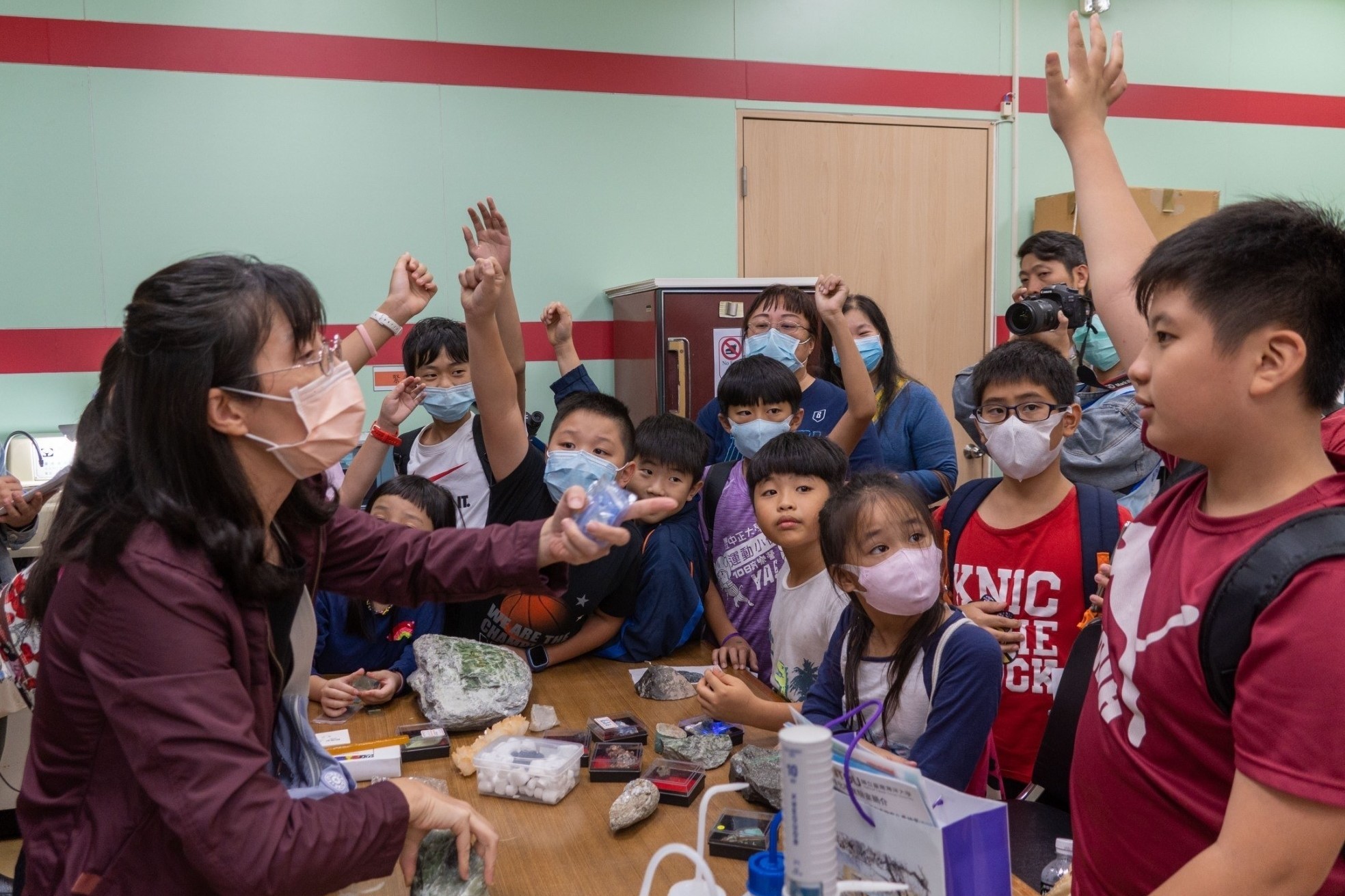 礦物與地球化學實驗室陳惠芬老師透過有獎徵答增加互動