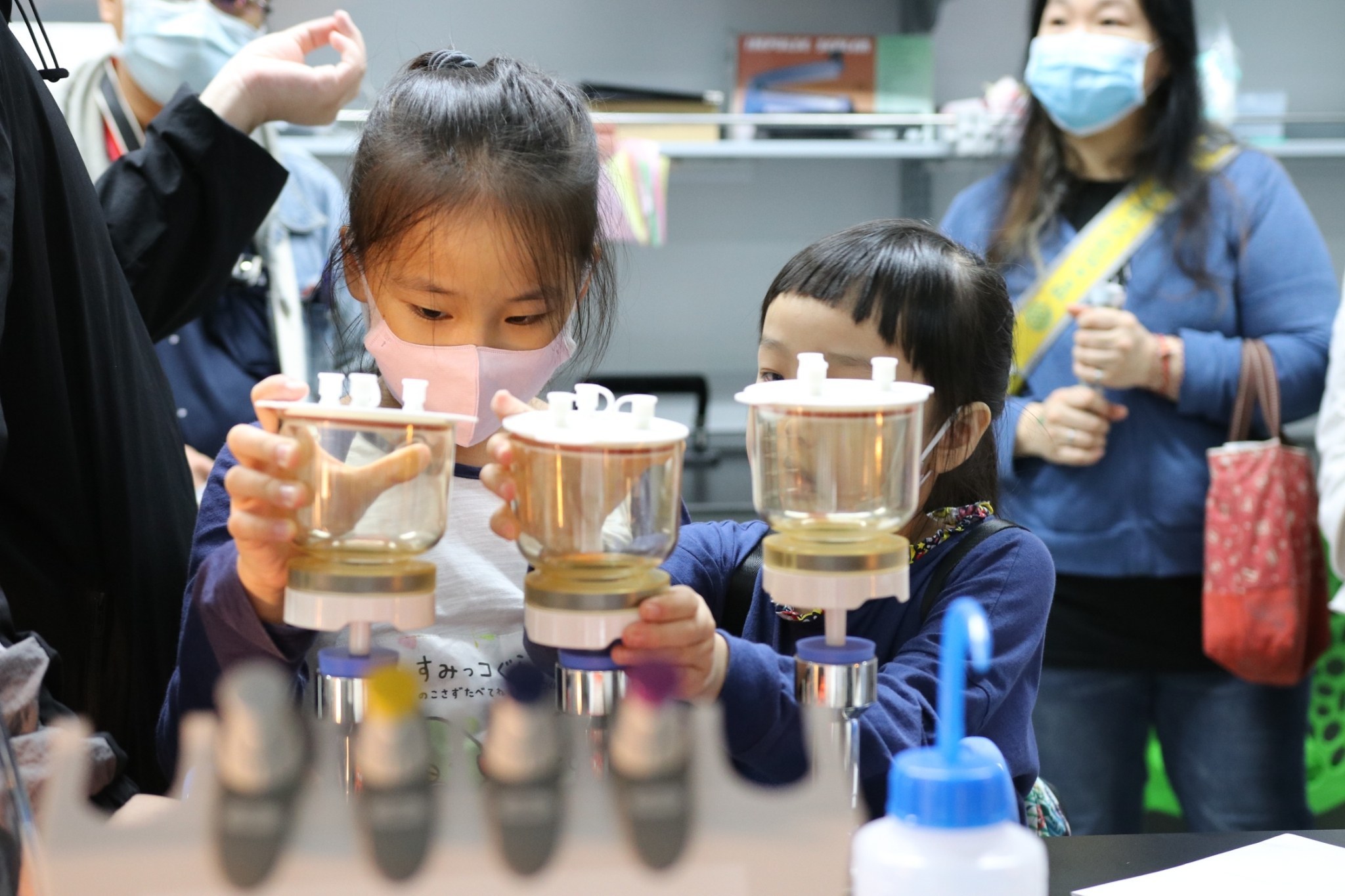 民眾在永續食品生產研究室使用塑膠微粒過濾設備