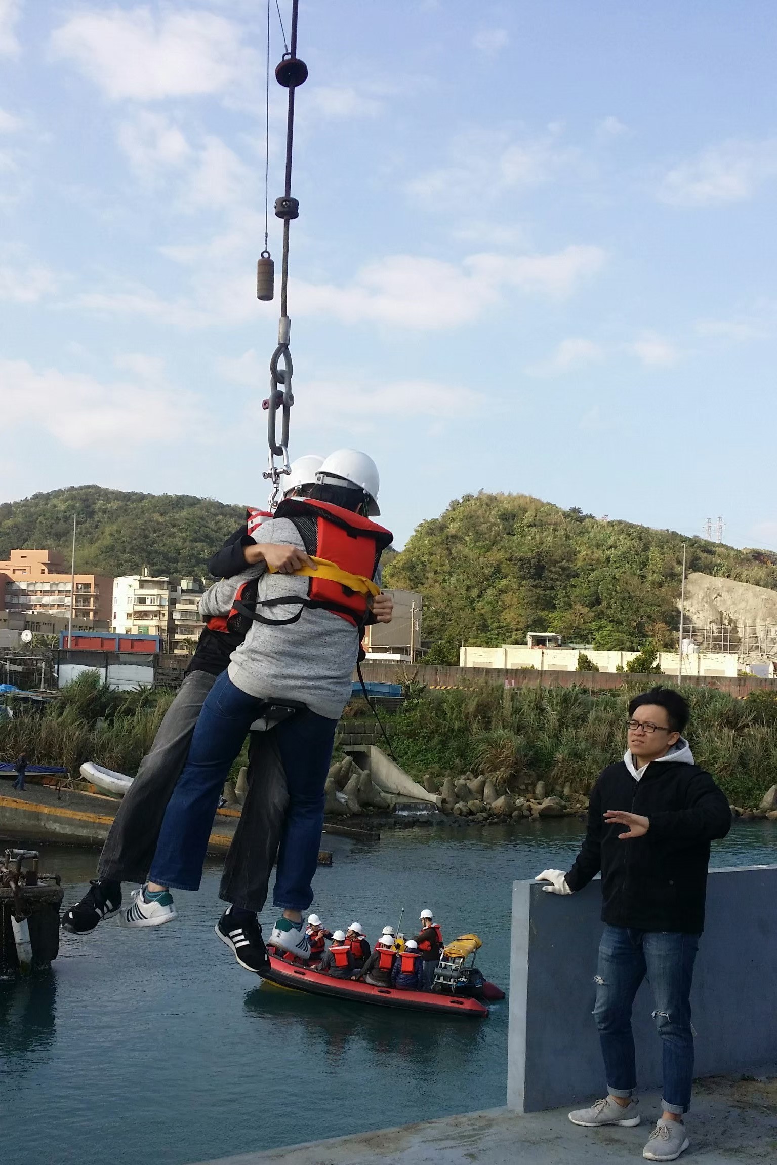 輪機系學生進行救難艇操縱課程